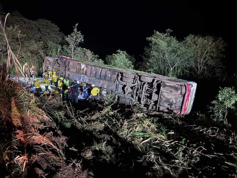 Tres paraguayas mueren tras vuelco de un bus en Brasil