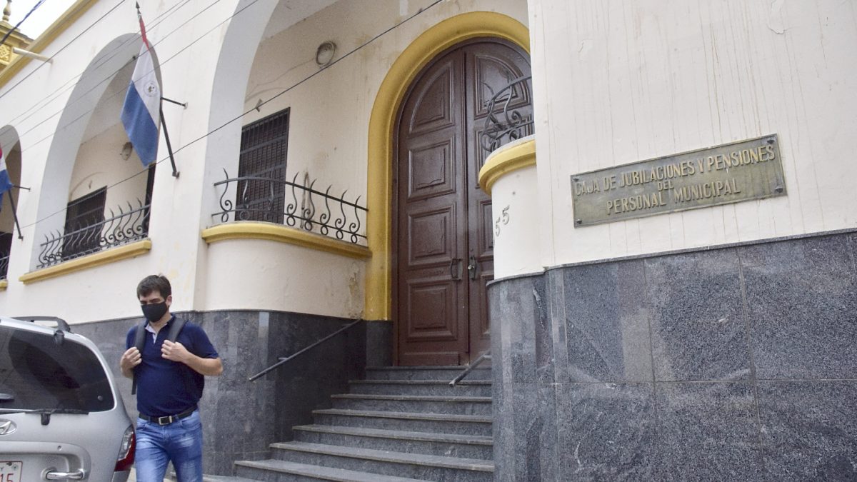 Jubilados presentan amparo para exigir el pago regular de sus haberes