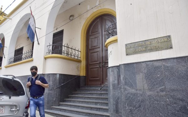 Jubilados presentan amparo para exigir el pago regular de sus haberes