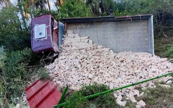 Vuelco de un camión de ladrillos en Caacupé deja un fallecido