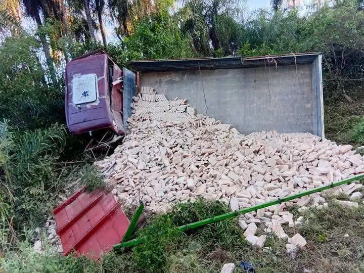 Vuelco de un camión de ladrillos en Caacupé deja un fallecido