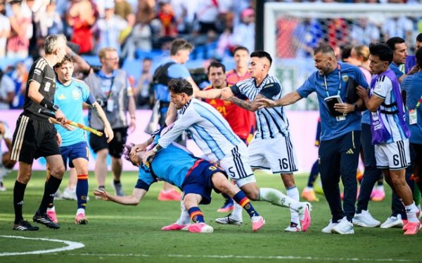 Paredes recibe una dura sanción de FIFA por los incidentes en la final del Mundial