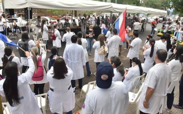 Huelga nacional de médicos comienza con multitudinaria concentración en Asunción