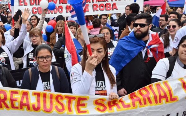 Médicos van a huelga indefinida tras no llegar a un acuerdo con el Gobierno
