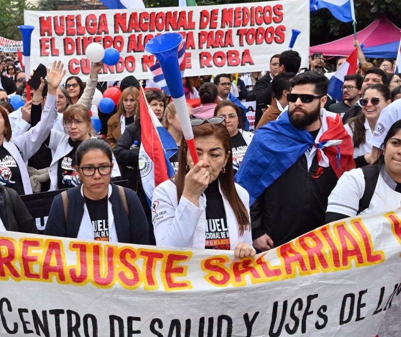 Médicos van a huelga indefinida tras no llegar a un acuerdo con el Gobierno