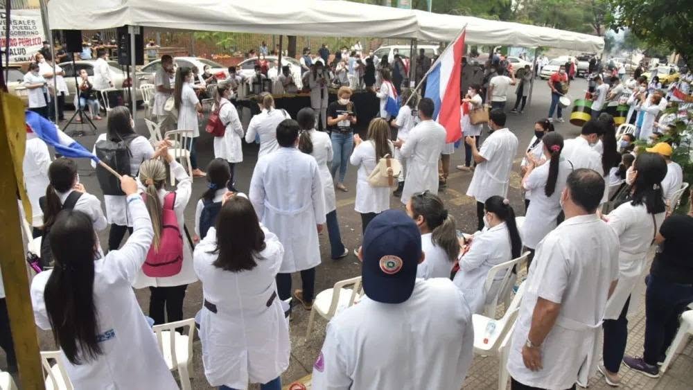 Huelga nacional de médicos comienza con multitudinaria concentración en Asunción