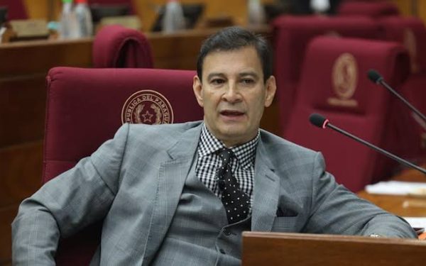 Ovelar insiste con aumentar impuestos y estima recaudar hasta USD 1.000 millones