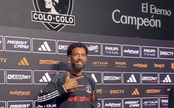 Vozinha fue presentado ante una multitud en el estadio de Colo Colo