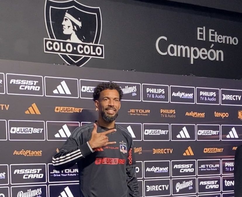 Vozinha fue presentado ante una multitud en el estadio de Colo Colo