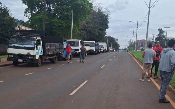 Camioneros brasileños protestan contra la ampliación del horario en el Puente de la Integración