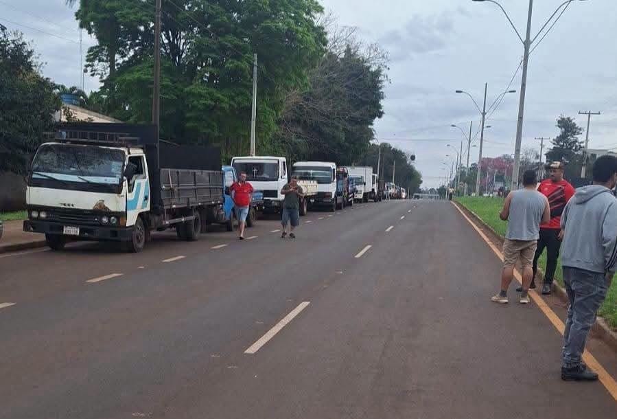 Camioneros brasileños protestan contra la ampliación del horario en el Puente de la Integración