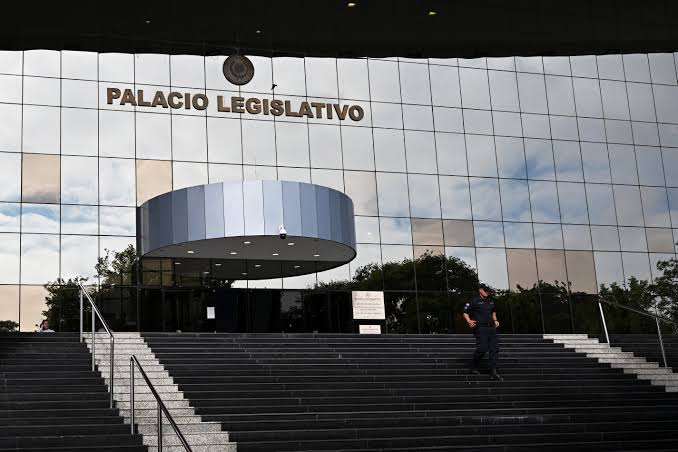 El Estado adjudicó G. 1,44 billones en seguros médicos privados desde 2023