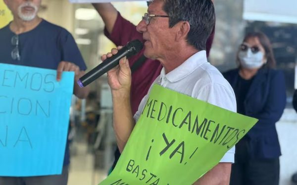 Pacientes trasplantados se movilizan frente al IPS por falta de medicamentos