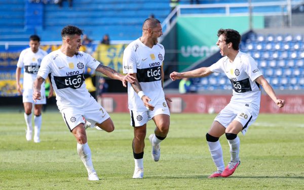 Olimpia recupera terreno con una goleada y se acerca a Libertad